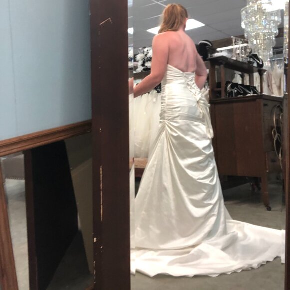 SAMPLE Satin Wedding Dress, Ivory Simple Mermaid Fit & Flare Sexy, Corset back - Picture 8 of 10